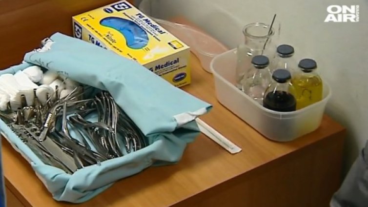 Абсурд: Пациент наби лекарка, тя обаче длъжна да го лекува!