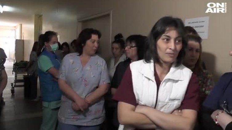 Медицински сестри протестираха пред кабинета на директора