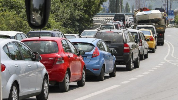 Удрят вноса на твърде стари и замърсяващи коли у нас