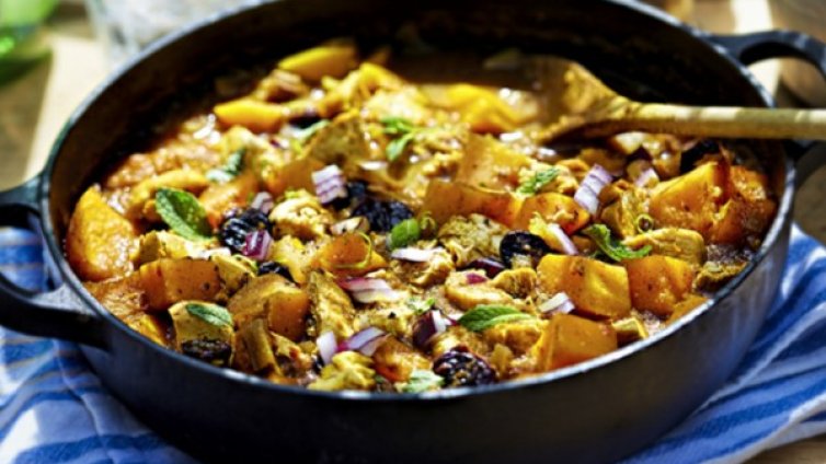 Рецептата Dnes: Пиле със сладки картофи и куркума 