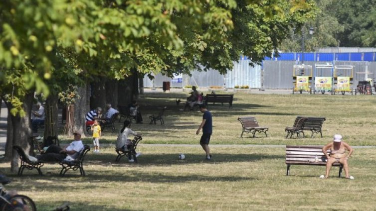 В градинки и паркове - кафенета, сладкарници, но извън закона