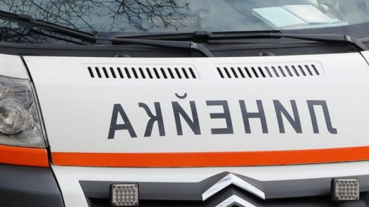 Кола се удари челно в ТИР, затворен е тунел "Витиня"