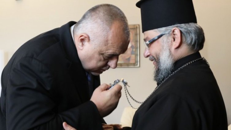 Митрополит Киприан носи благодатния огън