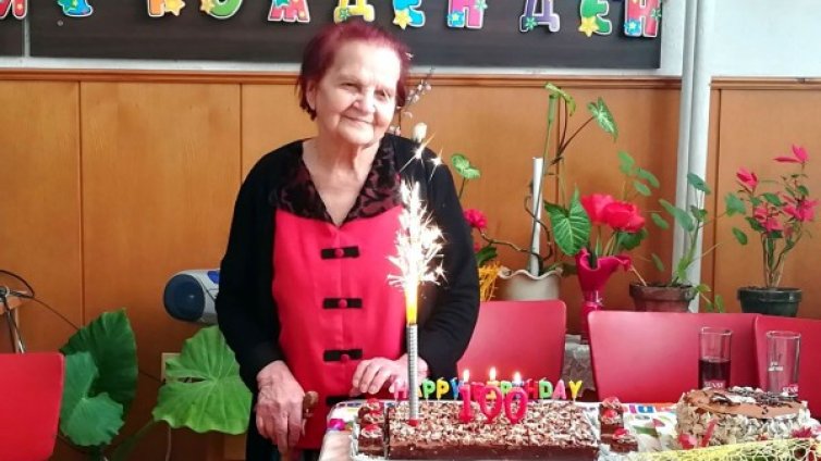 Цветя, торта... Тържество в Плевен за рождения ден на столетница