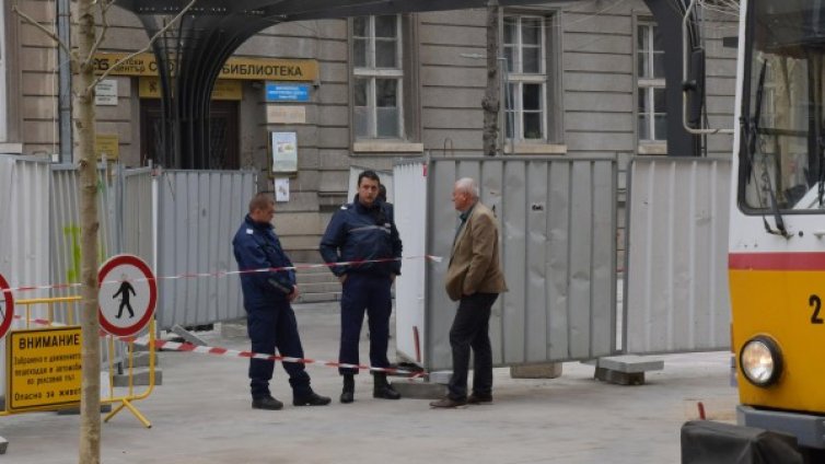 Мъж нахлу в Столичната библиотека, преби охранител