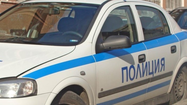 Мъж строши с тръба стъкло на входа на Общината в Русе