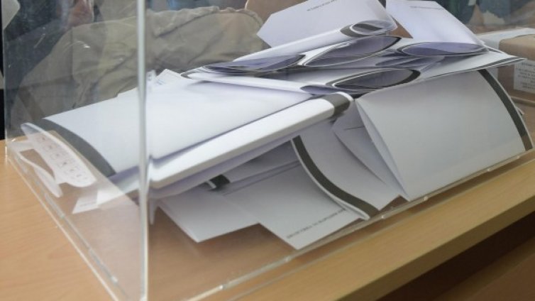 Българите извън страната: Гласуват в 107 секции за евровота