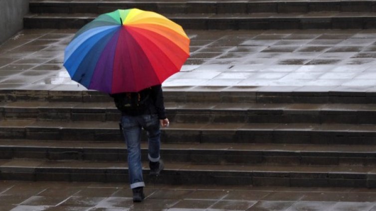 Вземете чадър: Валежите продължават и днес