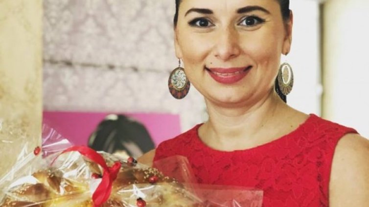 Наталия Кобилкина с погача за Филип