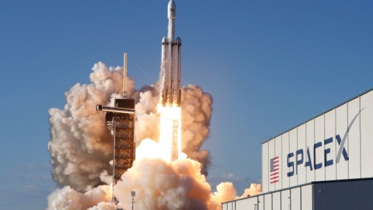 Бустерите на ракетата на SpaceX се приземиха успешно