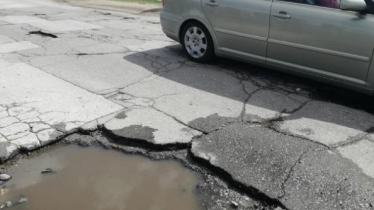 Дупки и лош асфалт изкараха хората в Гърмен на протест