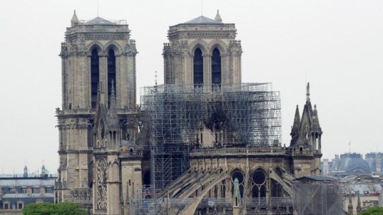 Пращаме наши реставратори да помагат за Нотр Дам