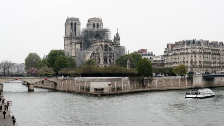 Защо не са използвали самолети за гасенето в Нотр Дам?