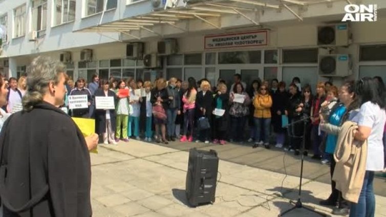 Медици от няколко града излязоха на протест в Бургас