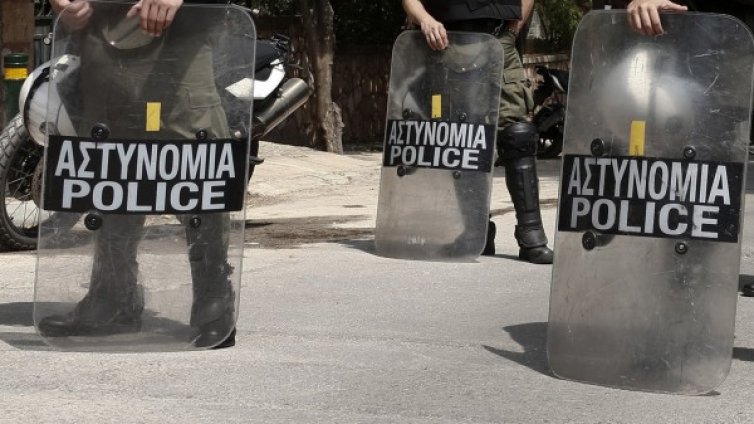 Десетки задържани след акция срещу окупирани сгради в Атина