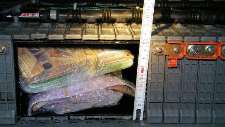 Митничари задържаха 128 хил. евро, скрити в тайник на кола