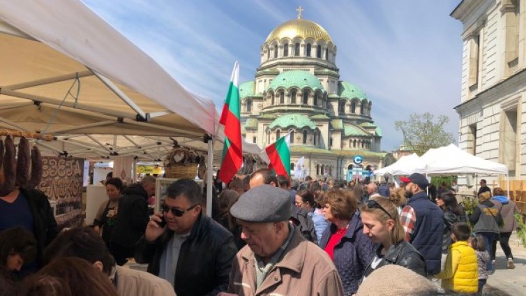 Хиляди посетиха фермерския пазар в София