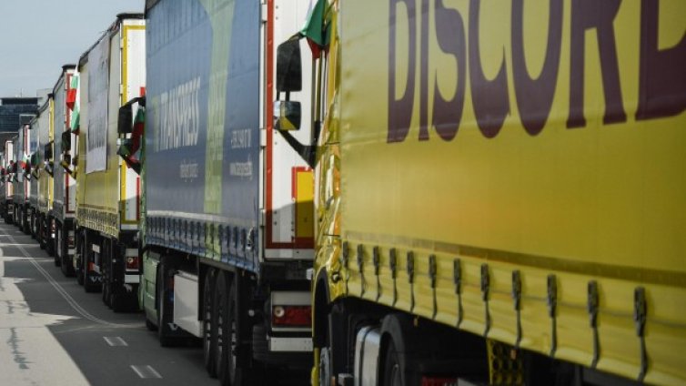 7 километрова опашка от камиони на Дунав мост 2 