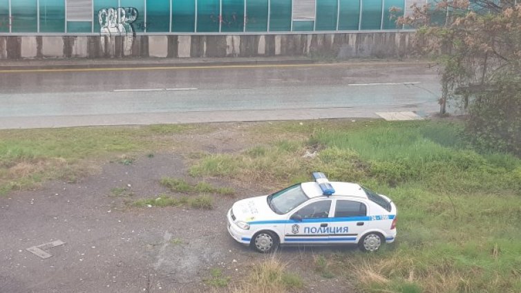 Патрулка в зелени площи... чака "недобросъвестните" шофьори