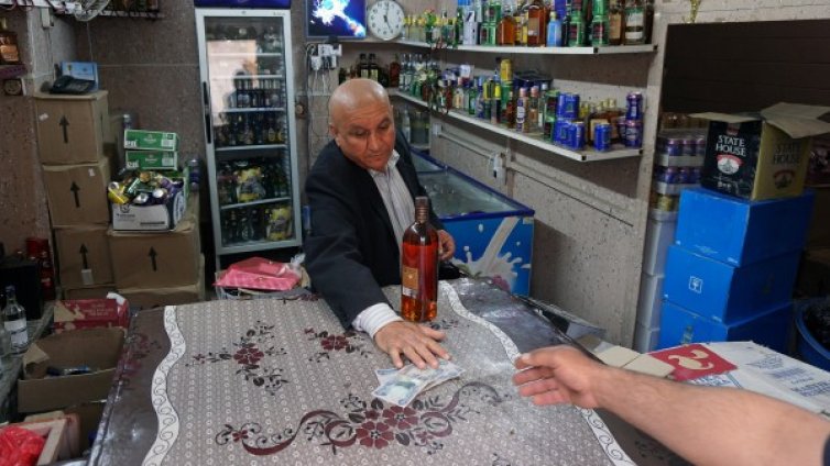 В отсъствието на ИД: Възражда се и животът в Мосул, и магазините за алкохол