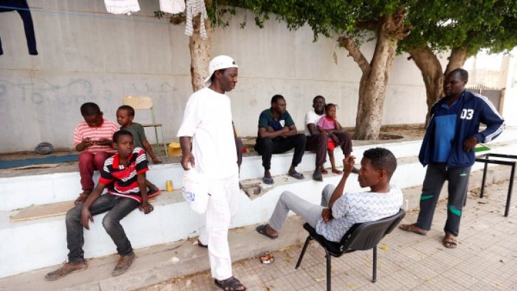 Папата призова за евакуация на бежански лагери в Либия