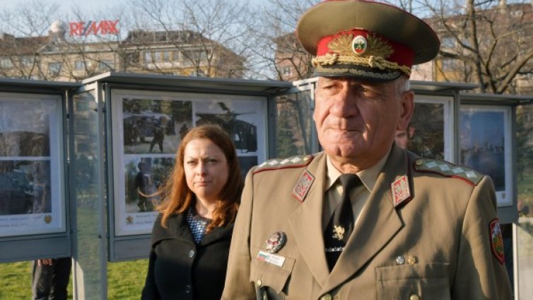 Армията ни модерна, мобилна и малка? Засега само малка! 