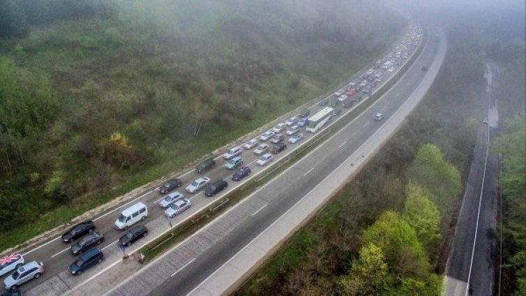 Заради пътуването по Гергьовден: АПИ спира камионите на пътя