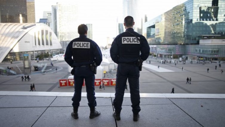 Бълхи нападнаха полицейски участък в Париж