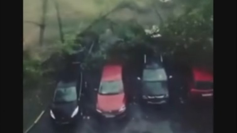 12 ранени след силната буря в Москва