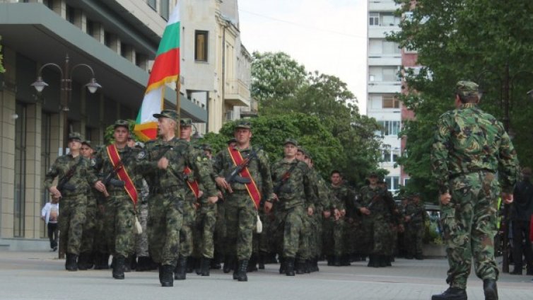 Голям интерес за военна служба, отпуснаха още 160 места 