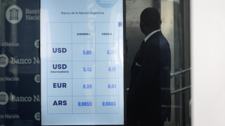 Какво означава спадът на долара за търговията, пътуванията и инвестициите