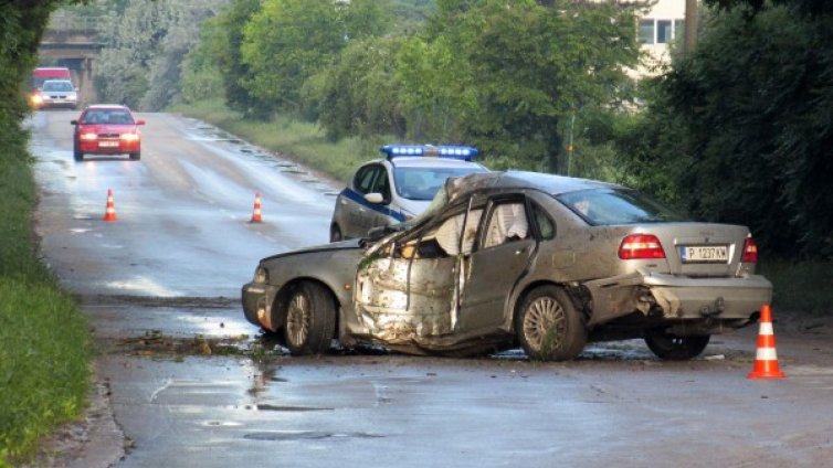 Двама тежко пострадали след удар в дърво край Русе