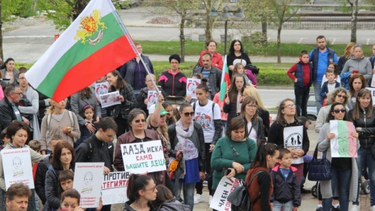 Родители на бунт: "България няма деца за продан!"
