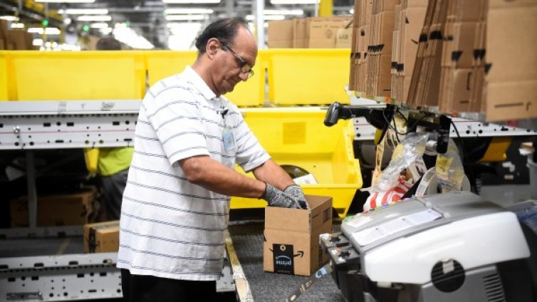 Amazon предлага по $10 хил. на служителите си, за да напуснат