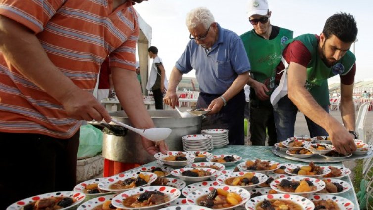 Тате носи, мама меси... Почти половината младежи у нас живеят с родителите