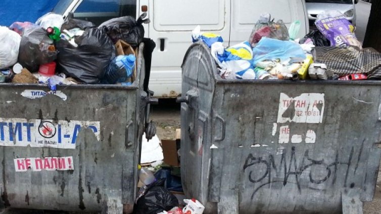 Пореден измамен дядо &ndash; остави 12 000 лева до кош за боклук