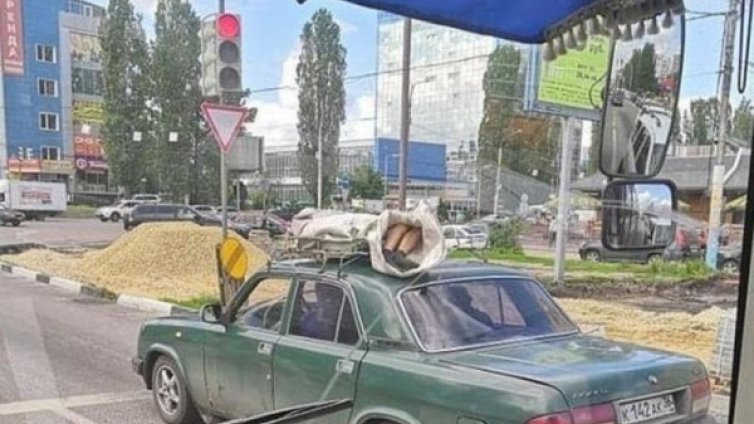 Руснаци превозват мъртвец върху багажника на кола 