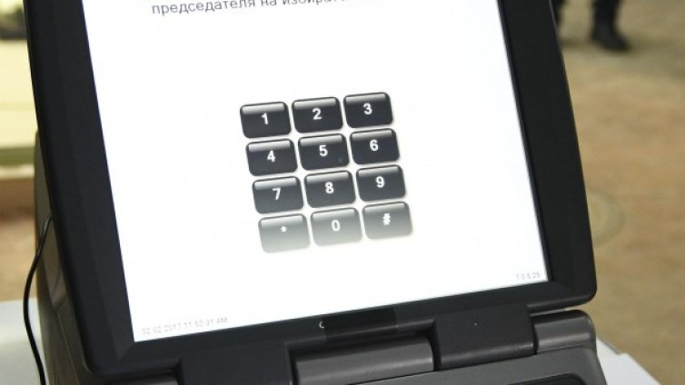 ЦИК показа машините за вота, щяло да е по-лесно от тегленето от банкомат
