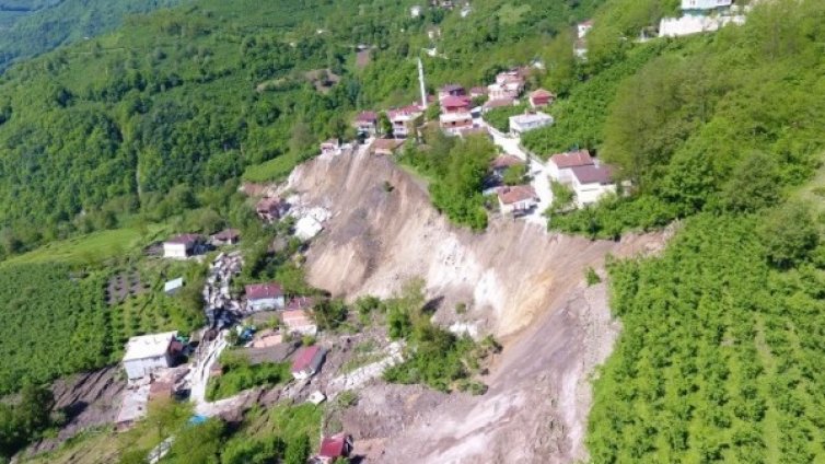 Свлачище в Турция отнесе 53 сгради и джамия