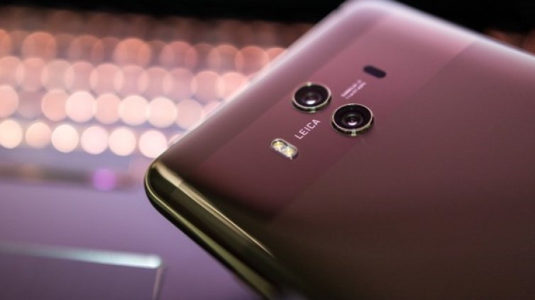 САЩ смекчава ограниченията за Huawei 