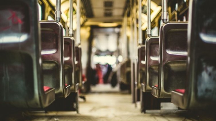 Пиян шофьор на автобус вози работници, хванаха го