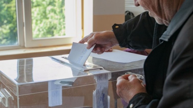 Цяла нощ членове на СИК във Врачанско чакат реда си