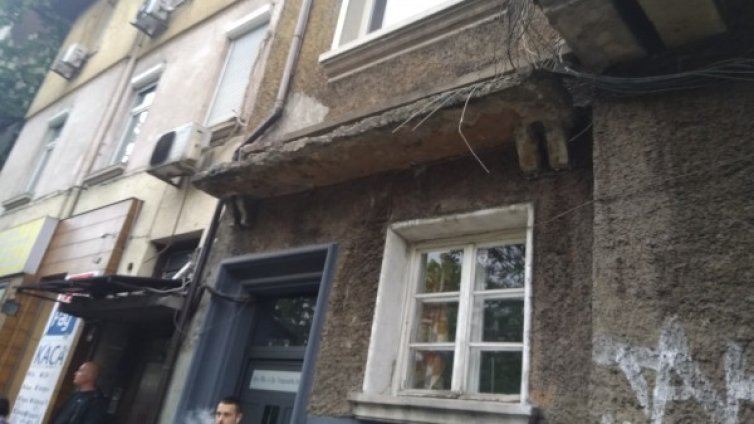 HelpBook алармира: Опасна козирка застрашава хора в центъра на София