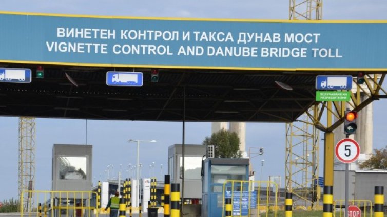 Митничари спипаха над 6000 телефона, зарядни, слушалки...