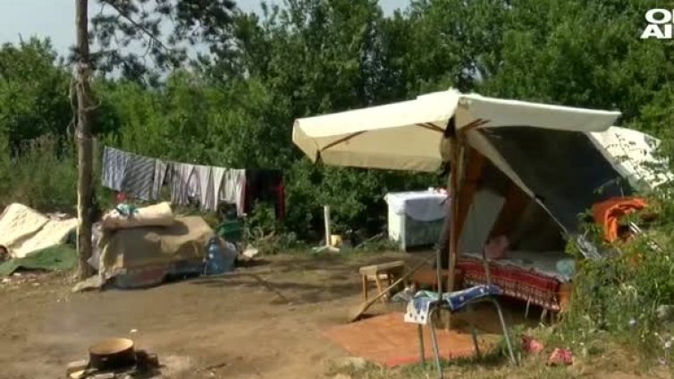 Созопол, слънце, гледка... А над залива катун! Роми превзеха "Мечките"