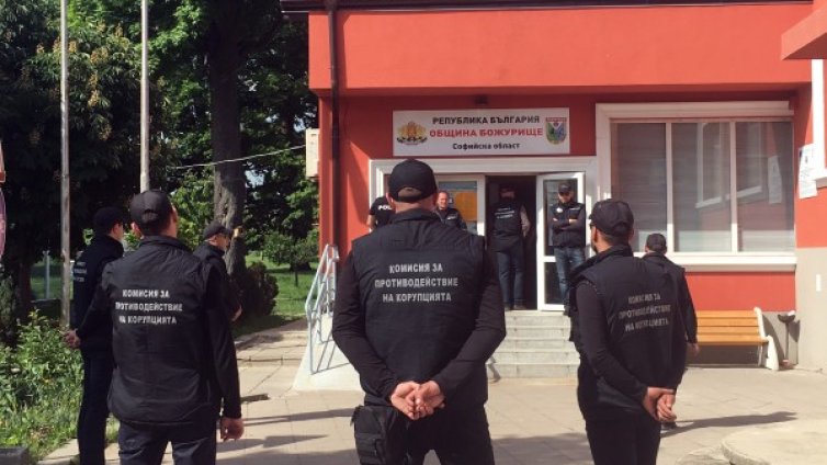 Кметът на Божурище с кредит от 1 млн. лв. и кола на лизинг