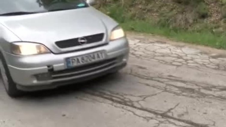 Заради ремонтирани "кръпки": Блокираха пътя Пещера-Батак