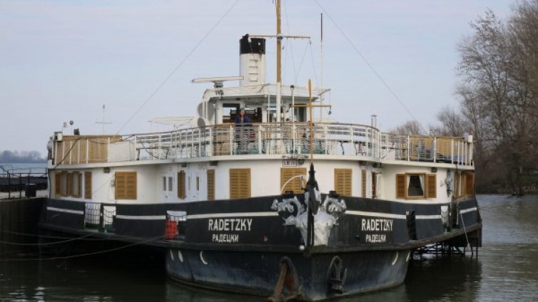 "Радецки" остава на котва на 2 юни, чака ремонт