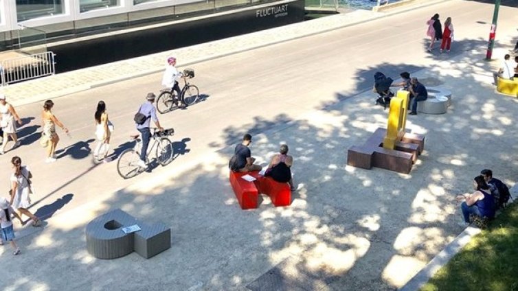 Добра реклама! Българските букви като пейки в Париж до Сена 