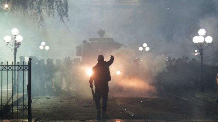 Сблъсъци при протест на опозицията в Тирана